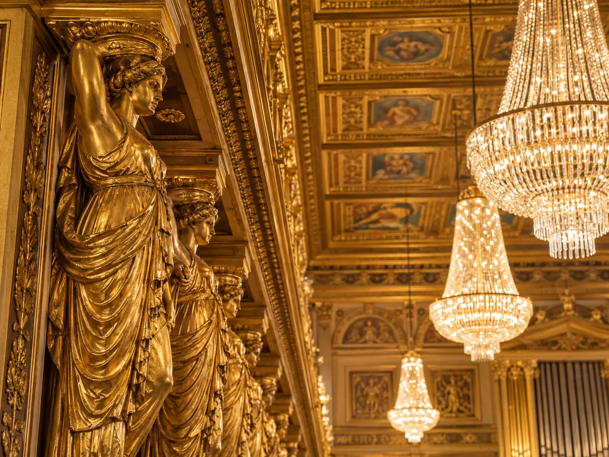 Das Publikum im Goldenen Saal des Musikvereins während eines Konzerts, Blick zur vergoldeten Orgelempore