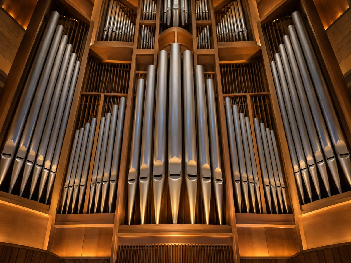 Der große Saal des Brucknerhauses Linz mit Blick auf die moderne Orgel